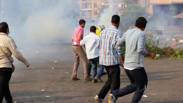 وخرجت مسيرات الأحد في عدة مناطق بالعاصة المصرية القاهرة شارك بها بضعة ألاف من المتظاهرين المناهضين للحكومة والرافضين لما أسموه "الانقلاب العسكري".