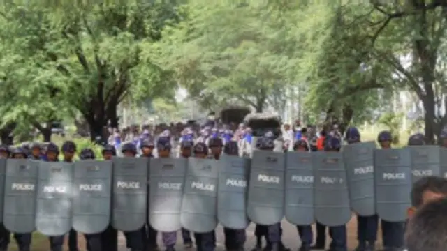 ဝမ်ပေါင်ကုမ္ပဏီကို ဆန္ဒပြဖို့အသွား လမ်းမှာတားဆီးခဲ့တဲ့ လုံခြုံရေးတွေ 