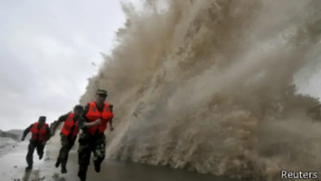 Штормовая волна в провинции Чжэцзян