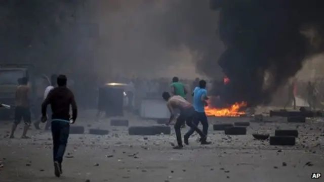 قاهره کې لاریون کوونکو پر پولیسو ډبرې ویشتلې دي.