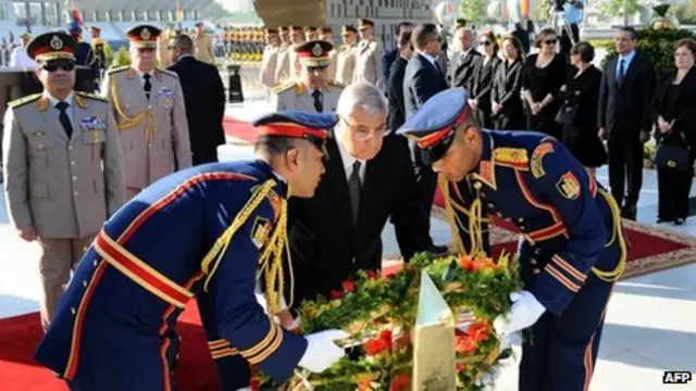 ولسمشر منصور په جګړه کې د وژل شویو د یاد په خاطر د ګلانو ګېډۍ کېښوده.