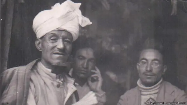 भारत के आखिरी सिल्क रूट ट्रेडर मुंशी अजीज 1945 में लद्दाख में अपने दोनों बेटों के साथ.