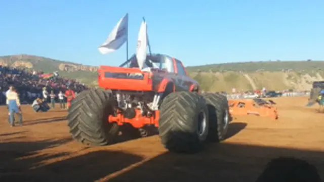 Autoridades foram criticadas por permitir plateia próxima de local das acrobacias com caminhões