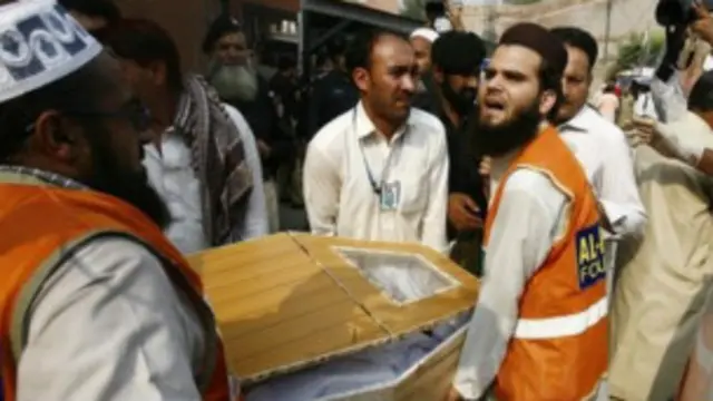 Wasu dauke da akwatin wani mamaci