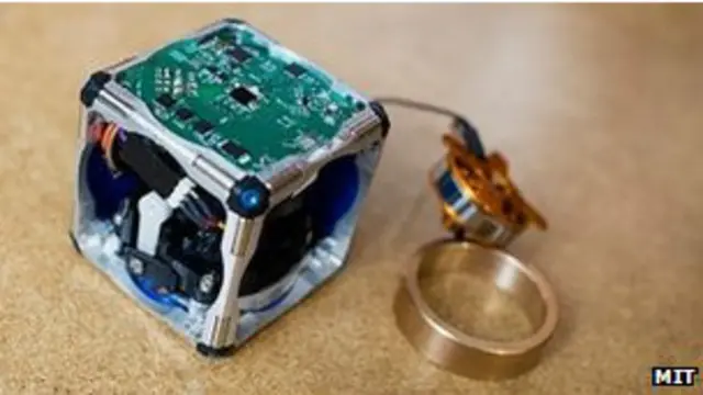 Los cubos no tienen partes externas, pero se mueven usando un mecanismo giratorio interno.