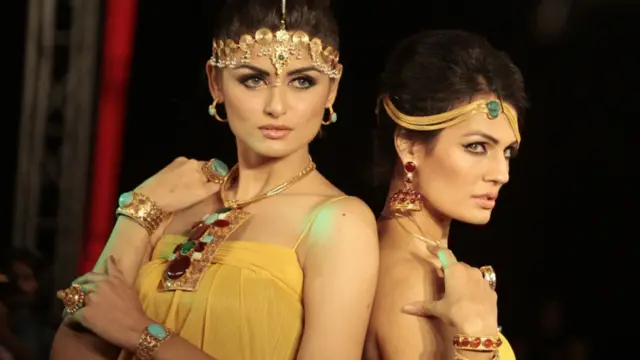 دو ماڈلز فیشن ڈیزائنر نوشین کے ڈیزائن کردہ ملبوسات کی نمائش کر رہی ہیں۔