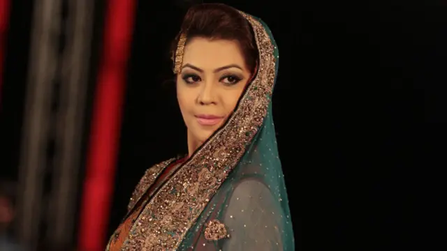 ایک ماڈل ڈیزائنر ارم خان کا لباس نمائش کے لیے پیش کر رہی ہے۔