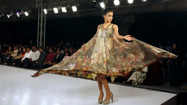 فیشن ہاؤس گُل احمد کا تیار کردہ لباس۔