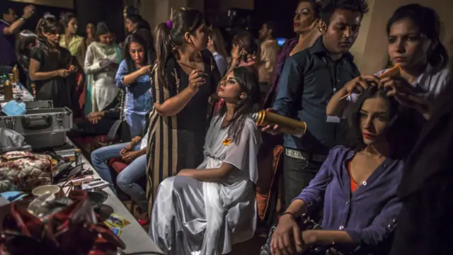 فیشن ویک کے دوران میک اپ کرنے والوں کی ایک فوج ان ماڈلز کا میک اپ کرتی ہے اور ہر لباس کی تبدیلی کے ساتھ نیا میک اپ اور بال ساتھ ساتھ بنائے جاتے ہیں۔