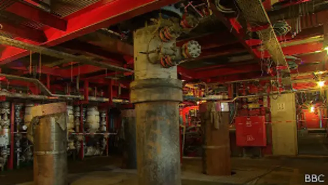 Устье скважины на платформе "Приразломная"