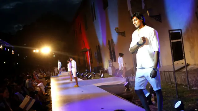 ස්ත්‍රී පුරුෂ දෙපාර්ශ්වයම වෙනුවෙන් නිමවන ලද ඔරලෝසු සහ රන් අබරණ ප්‍රදර්ශනයේ විශේෂ අංගයක්.