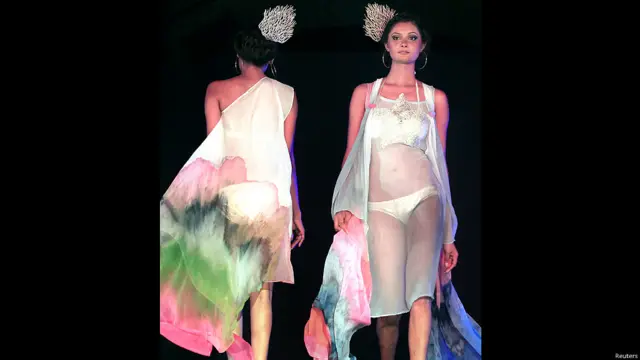 සෙසු නිර්මාණ කරුවන් මෙන්ම ,සනෝජි විසින් ප්‍රදර්ශනයට එක් කරනු ලැබ තිබුන නිර්මාණ අතරට මෙම කාන්තා පිහිනුම් ඇඳුමත් ඇතුලත් විය.