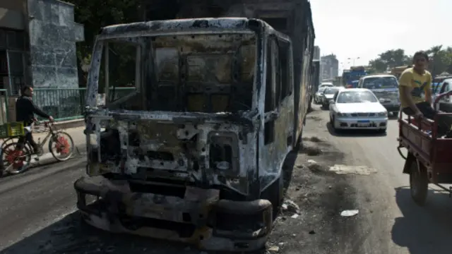 إحدى سيارات الشرطة التي أحرقها المحتجون خلال اشتباكات الأحد.