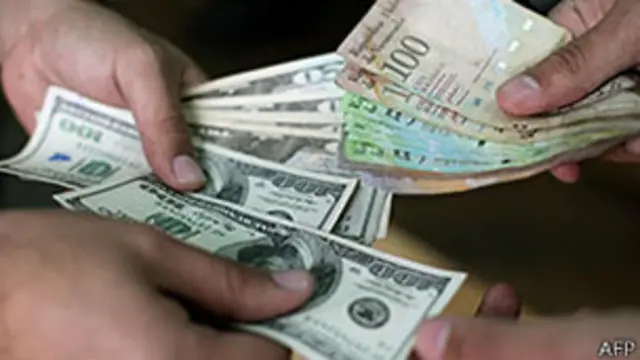 Dólares e bolívares (AFP)