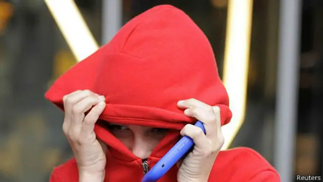 Menor con una capucha