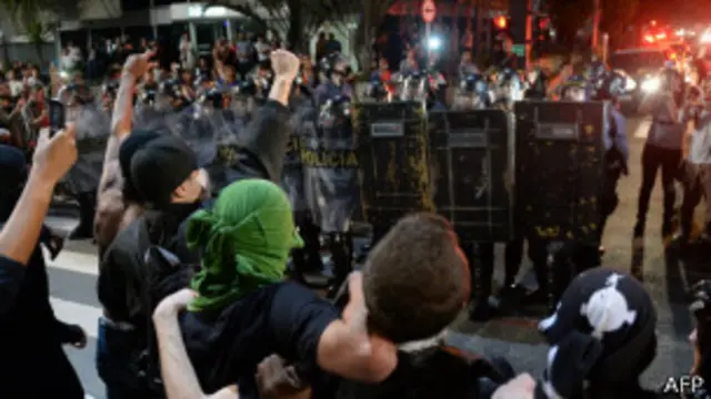 巴西示威民众和警方对峙