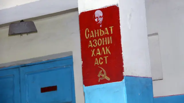 در داخل برخی از بناهای محلی همچنان شعارهای دوران شوروی به نظر می‌رسند.