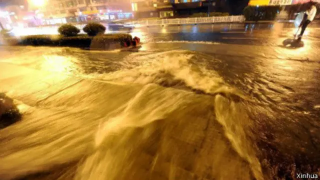 由於強降雨天氣，西湖出現罕見的水漫現象（07/10/2013）