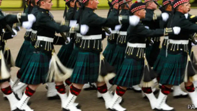 Солдаты одного из шотландских полков в парадной форме (28 июня 2013 года)