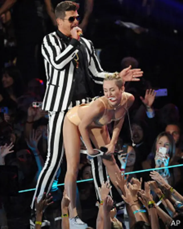  مایلی سایرس در میانه اجرا خود در مراسم MTV لباس اصلی خود را در آورد و با یک بیکینی به رنگ پوست، روی صحنه به رقص و آواز ادامه داد 