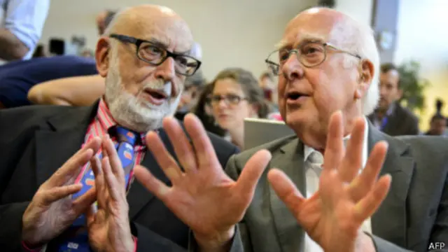 彼得•希格斯(右)和比利時科學家弗朗索瓦•恩格勒特