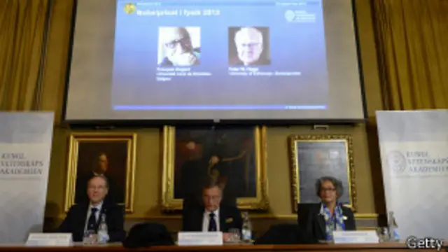 اللجنة تعلن منح هيغز وإنغلرت الجائزة