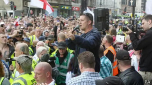 تامی رابینسون در تظاهرات