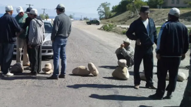 Жергиликтүүлөр аймактагы көпүрөнүн үстүн бууп, бирок унааларды өткөрүп жатышат. Учурда Саруу айылындагы кардаал курч деп билдирдиришүүдө күбөлөр. 
