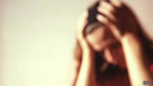 Mujer con dolor de cabeza