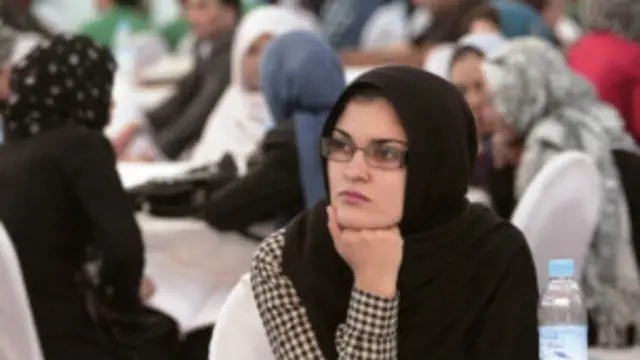 هغوی چې نصيب يې ښه وي او تعليم وکړي، بيا هم له ډيرو ستونزو نه خلاصيږي. 