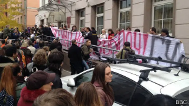 У здания суда