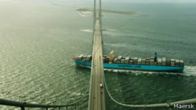 Majestic pasando por debajo de puente