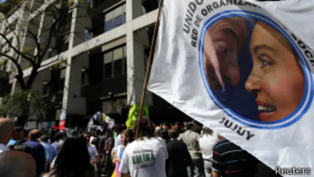 Apoiadores de Cristina Kirchner diante do hospital onde ela está internada (Foto: Reuters)