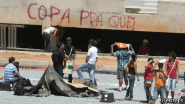 Протестующие на стадионе в Куябе