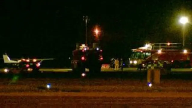 Polisi, pemadam kebakaran serta petugas kesehatan dikerahkan di landasan pacu.