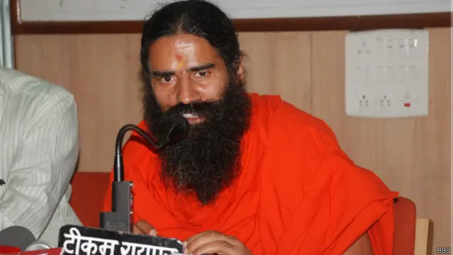 अपनी सभाओं में नरेंद्र मोदी और रमन सिंह तारीफों के पुल बांधने के बाद बाबा रामदेव से राजकीय अतिथि का दर्जा छीन लिया गया.