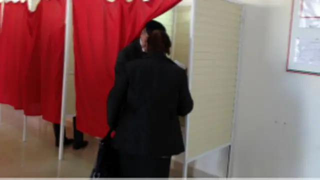 Binəqədi rayonu, 30 saylı məntəqədə iki nəfər eyni kabinəyə girib, BBC Azərbaycancanın müxbiri deyir.