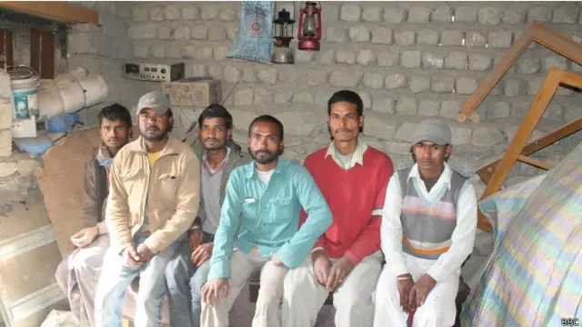 बड़ी संख्या में लोग बिहार और उत्तर प्रदेश जैसे राज्यों से लद्दाख़ की ठंड में काम करने आते हैं