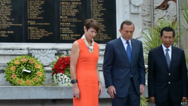 Tonny Abbott, istri dan Gubernur Bali Mangku Pastika di depan tugu bom Bali.