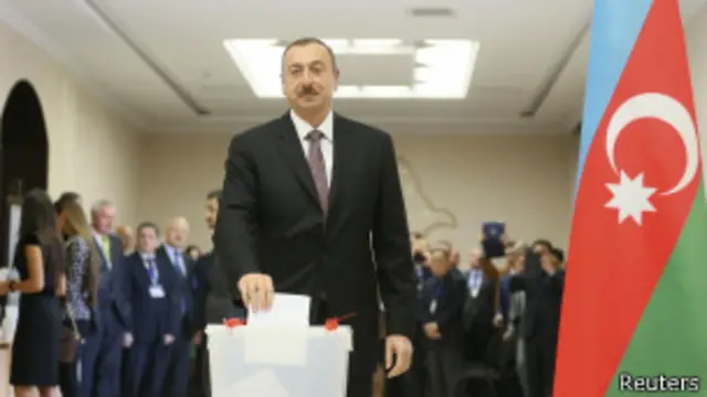 Ильхам Алиев опускает бюллетень в урну