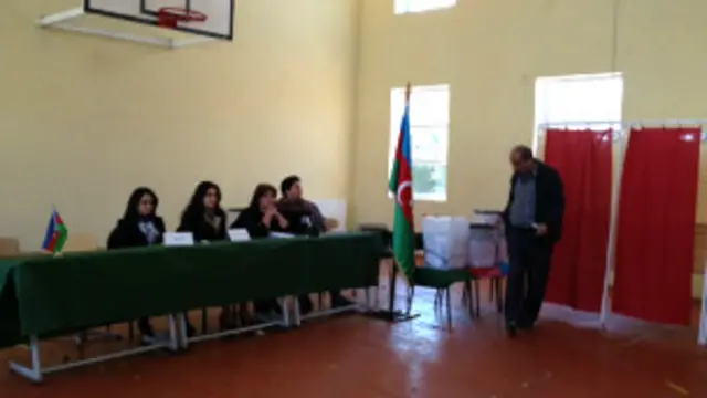 Əməkdaşımız 28 saylı Sabunçu 3-cü seçki dairəsi, 1-2-ci məntəqələrində seçici azlığını müşahidə etdiyini deyir.