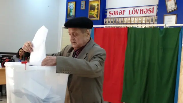 Seçici qutuya bülleten atır. Bakı. Foto: Əziz Kərimov. 