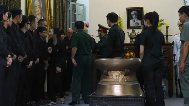 Gia đình Đại tướng Võ Nguyên Giáp mở cửa nhà ở số 30 Hoàng Diệu để người dân vào viếng. 