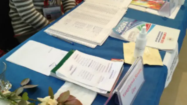 BBC Azərbaycancanın jurnalisti deyir ki, seçki məntəqələrində bir qrup şəxsin şəxsiyyət vəsiqələrinin nömrələrinin yazıldığı siyahı olduğunu müşahidə edib.