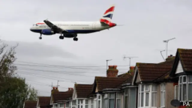 Avião sobrevoa casas ao se aproximar do aeroporto de Heathrow, em Londres