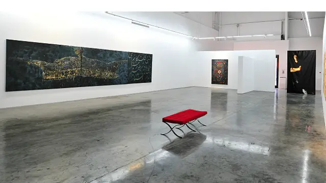 رضا درخشانی که نمایشگاهش در موزه خصوصی سلسالی دبی برگزار شده می گوید: جاهایی که از نظر سیاسی دیوار دور خودشان کشیده اند، از بیرون توجه خاصی بهشان می شود