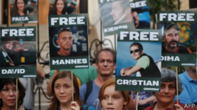 Los 30 activistas que iban a bordo del barco continúan detenidos.