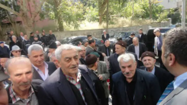 Ankara səfirliyində səsverməyə gələnlər