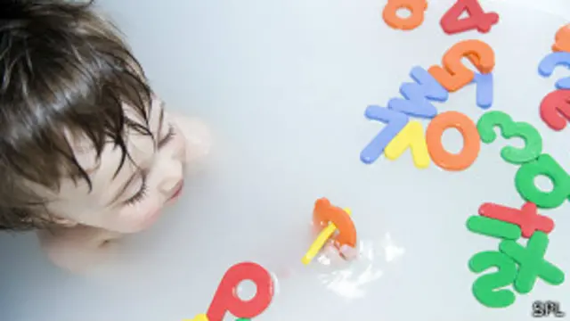 Niño en la bañera con letras