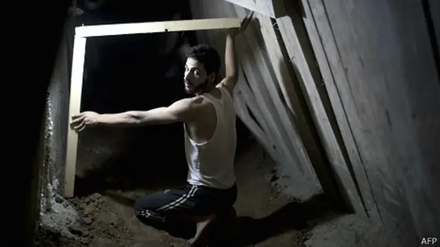 ایک شخص سرنگ میں کام کر رہا ہے